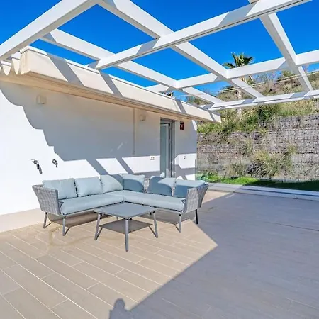 Σπίτι διακοπών Brand New, Elegant Townhouse Εστεπόνα
