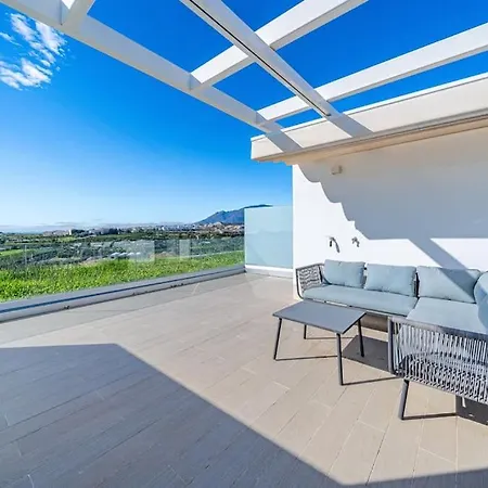 Brand New, Elegant Townhouse Εστεπόνα