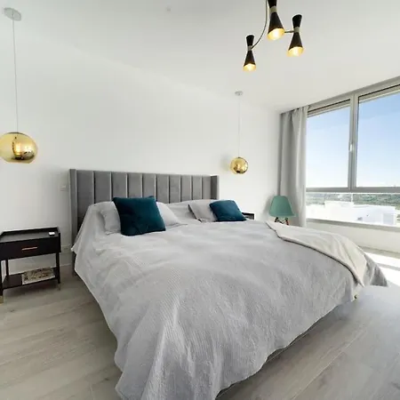 Brand New, Elegant Townhouse Εστεπόνα