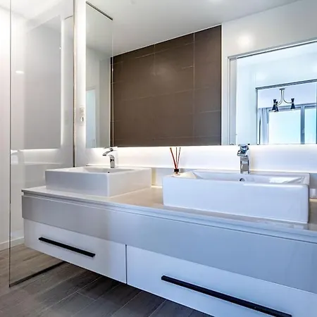 Brand New, Elegant Townhouse Εστεπόνα